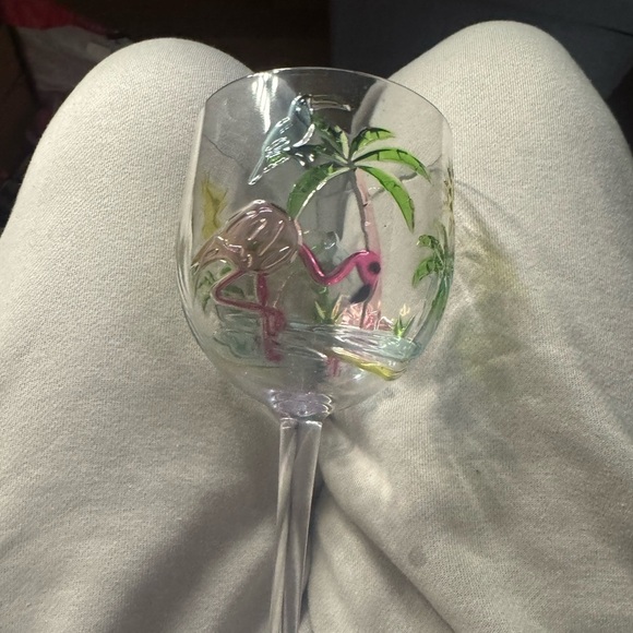 Plastic wine glass - Picture 1 of 2